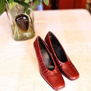 Bass Heeled Pump, Size 8M, Burgundy